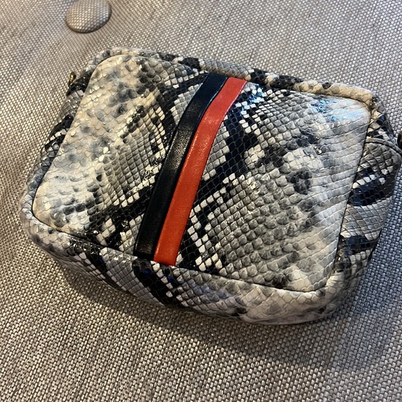 Clare v crossbody - Picture 3 of 10